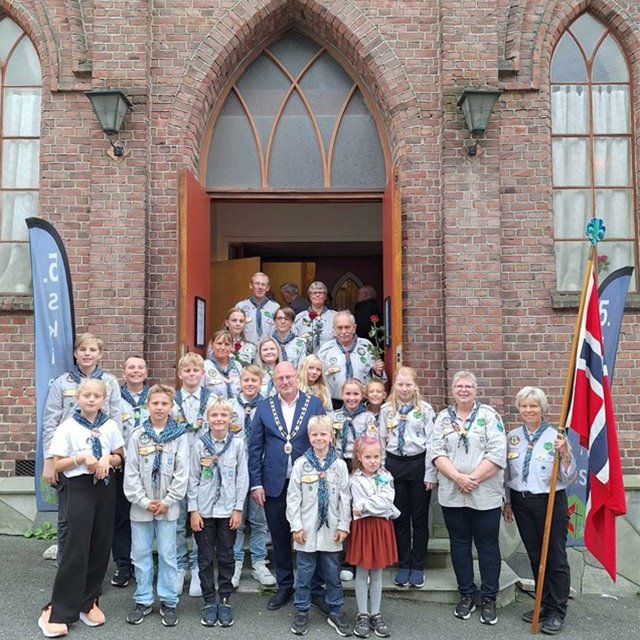 Generasjonsgudstjeneste med speiderparade