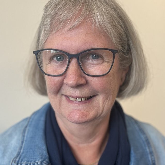 Hilde Augensen hilser menigheten
